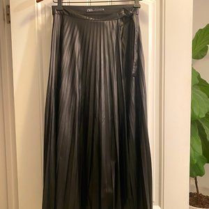 Mid-length faux leather pleated skirt
